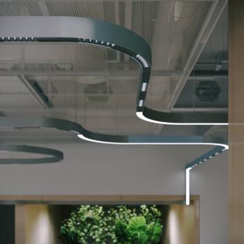 Schmale LED-Deckenlampe in einem zeitgemäßen Büroambiente